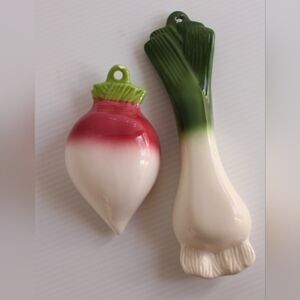 Vintagr AVON Radish and Leek Measuring Cup Set